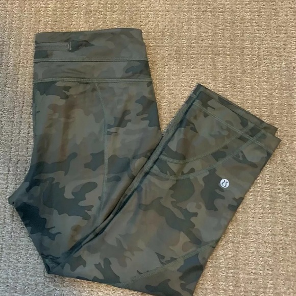 lululemon athletica Pants - Lululemon Green Camo Crop sz 8